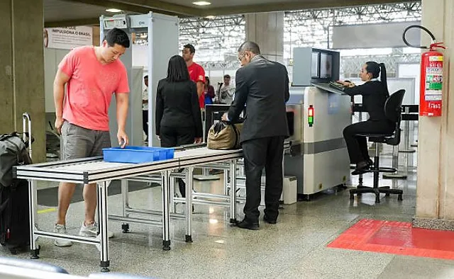 Medidas de segurança relativas aos funcionários, aos passageiros e seus pertences de mão